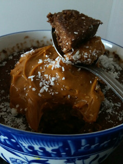Una foto de Mug cake chocolate y coco