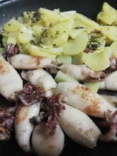 Una foto de Chipirones a la plancha con salsa verde 🦑🌿