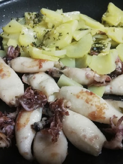 Una foto de Chipirones a la plancha con salsa verde 🦑🌿