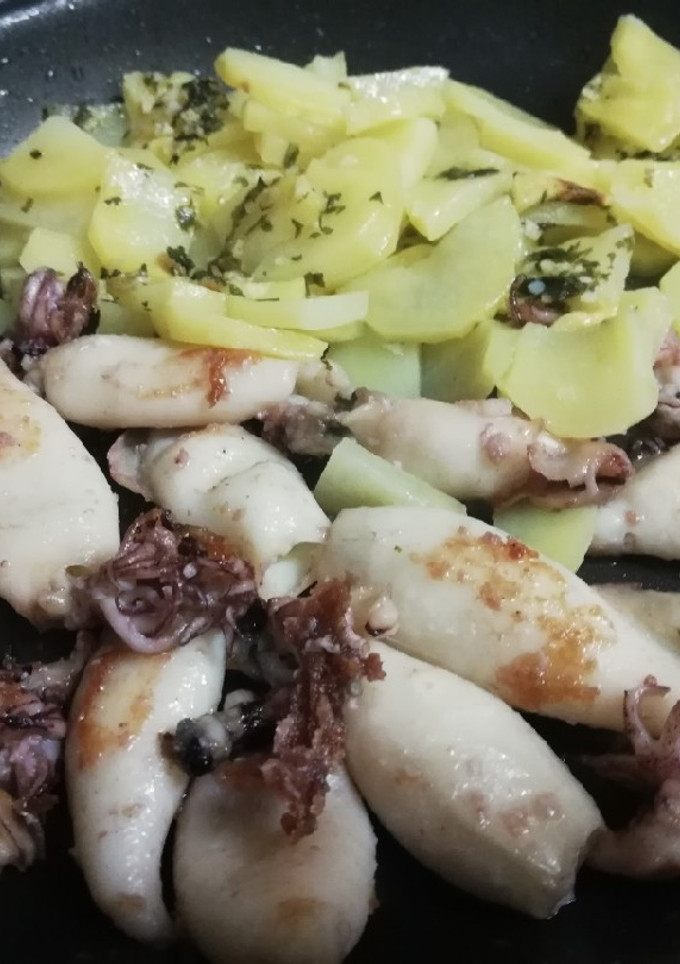 Una foto de Chipirones a la plancha con salsa verde 🦑🌿