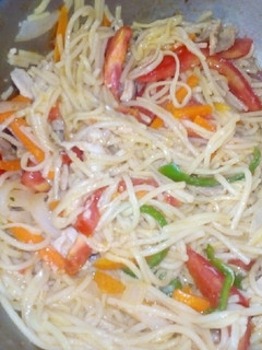 Una foto de Chaomin con pollo
