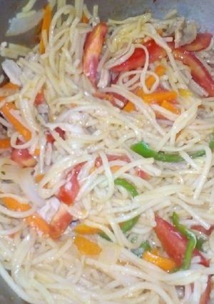 Una foto de Chaomin con pollo
