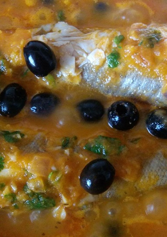 Una foto de Pescadilla con aceitunas
