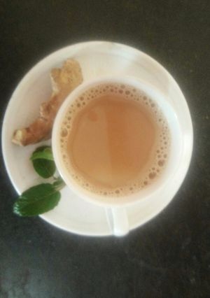 तुलसी अदरक चाय रेसिपी मुख्य फोटो