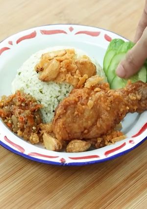 Foto resep Resep Ayam Goreng Bawang Putih & Nasi Daun Jeruk (Resep Devina Hermawan)