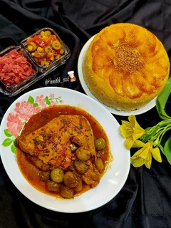 عکسی از دستور خورش گوجه سبز با مرغ🥘