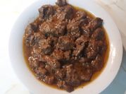 Una foto de guiso de carne aguja