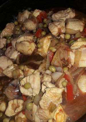 Una foto de Pollo salteado con verduras al vino