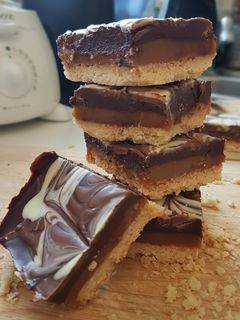 Φωτογραφία της συνταγής Millionaire's shortbread biscuit (μπισκότα καραμέλα-σοκολάτα)
