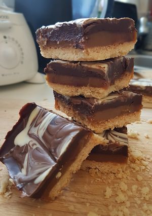 Φωτογραφία της συνταγής Millionaire's shortbread biscuit (μπισκότα καραμέλα-σοκολάτα)