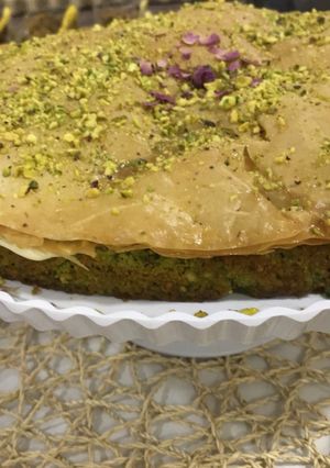 صورة لوصفة كيكة الفستق بالبقلاوه 🍃
