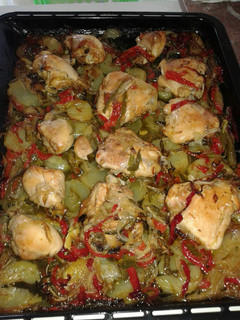 Una foto de Pollo asado con verduras y patatas