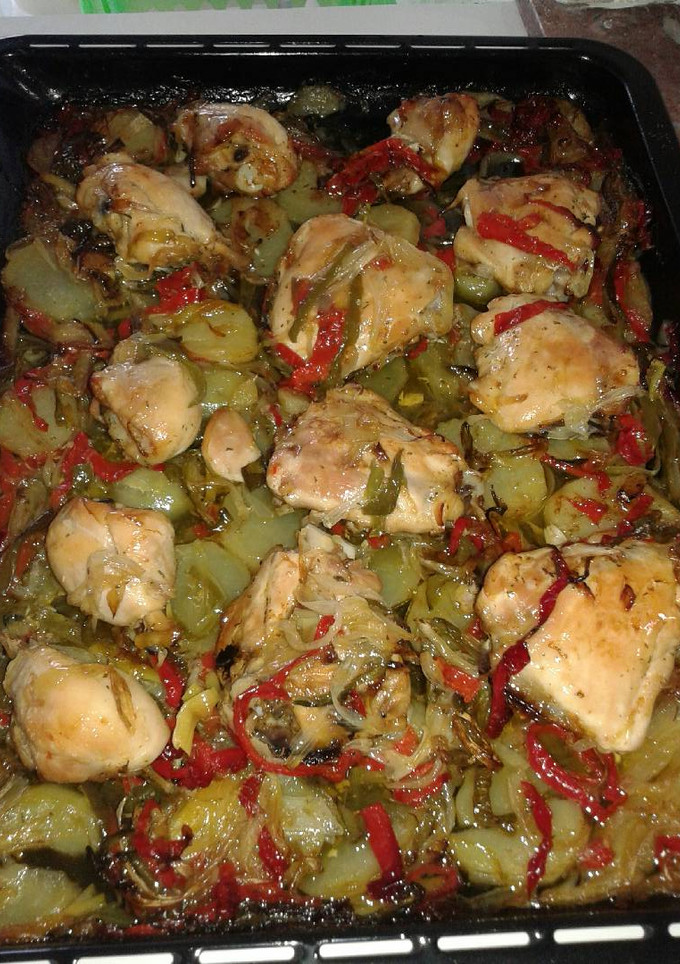 Una foto de Pollo asado con verduras y patatas