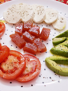 Una foto de Ensalada de tomate y aguacate con mozzarella y membrillo