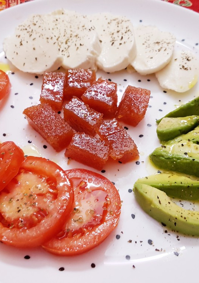 Una foto de Ensalada de tomate y aguacate con mozzarella y membrillo