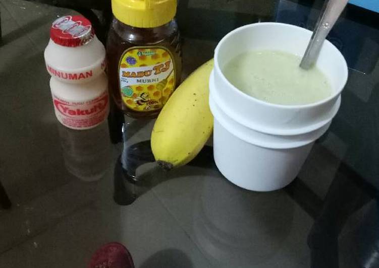 Steps to Prepare Homemade Banana Smoothie.