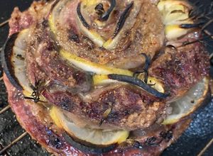 Una foto de Enrollado de carne al horno con forma de rosa (vacío al limón)