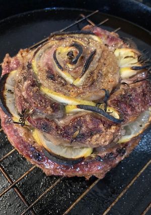 Una foto de Enrollado de carne al horno con forma de rosa (vacío al limón)