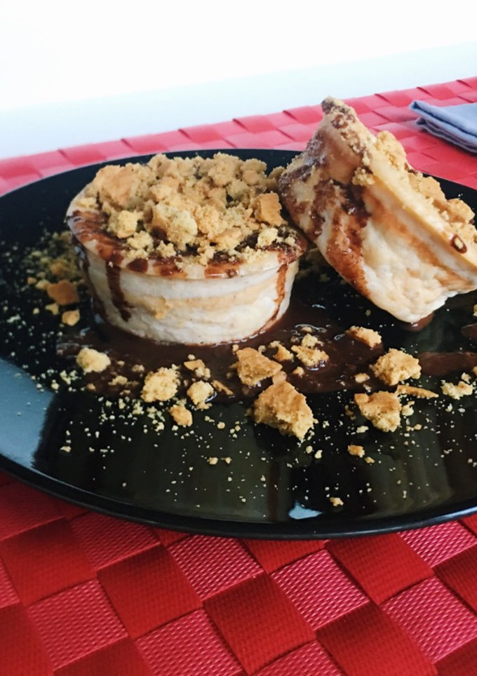 Una foto de Mini tartas de requesón con “sirope” de chocolate y galleta