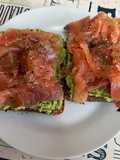 Tostas com salmão fumado e pasta de abacate