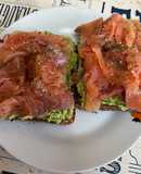 Tostas com salmão fumado e pasta de abacate