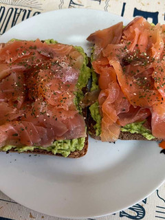 Foto de Tostas com salmão fumado e pasta de abacate