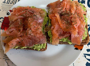 Foto de Tostas com salmão fumado e pasta de abacate