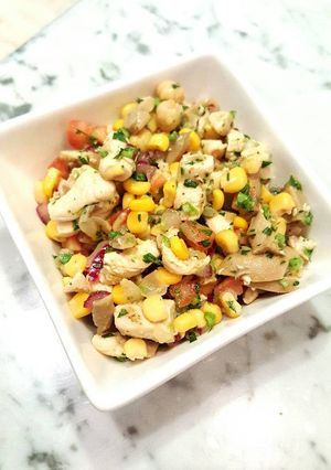 Una foto de Ensalada de maíz y garbanzos con pollo