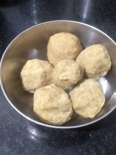 பாதாம்-பொட்டுக்கடலை லட்டு. (Badham pottukadalai laddu recipe in செய்முறை முக்கிய புகைப்படம்
