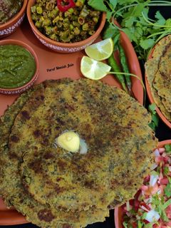 पालक बथुआ मक्का पराठा(palak bathua makka paratha recipe in Hindi रेसिपी मुख्य फोटो