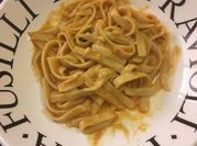 Una foto de pasta fettuccine