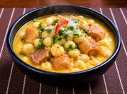 Una foto de caldo de mote
