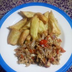 A picture of Soyayyen dankalin Hausa da sauce din kwai.