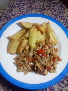 A picture of Soyayyen dankalin Hausa da sauce din kwai.
