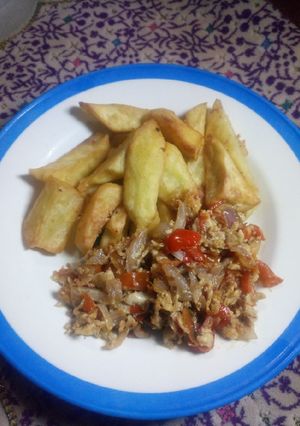 A picture of Soyayyen dankalin Hausa da sauce din kwai.