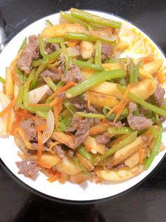 Hình của món Thịt bò xào khoai tây, cần tây.
