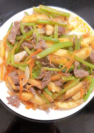 Hình của món Thịt bò xào khoai tây, cần tây.