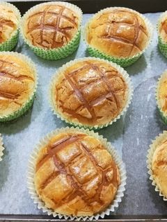 菠蘿肉鬆麵包 的食譜成品照片