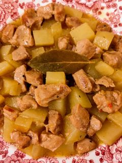 Una foto de Estofado de solomillo con patatas en crema de ajos