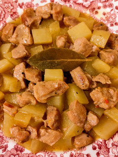 Una foto de Estofado de solomillo con patatas en crema de ajos