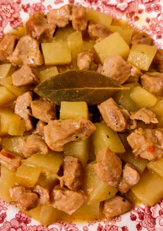 Una foto de Estofado de solomillo con patatas en crema de ajos