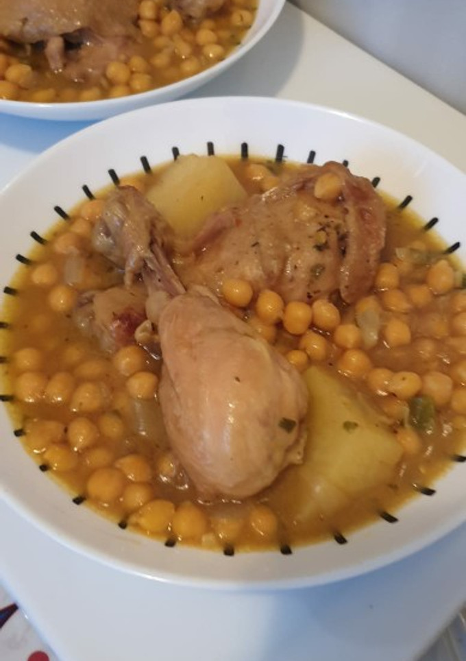 Una foto de Pollo guisado con garbanzos al curry