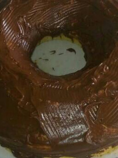 Una foto de Torta esponjosa con dulce de leche y chocolate cobertura