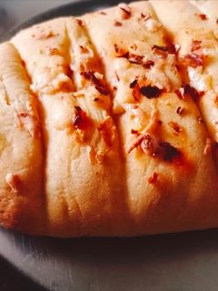 चीज़ गार्लिक ब्रेड (cheese garlic bread recipe in Hindi) रेसिपी मुख्य फोटो
