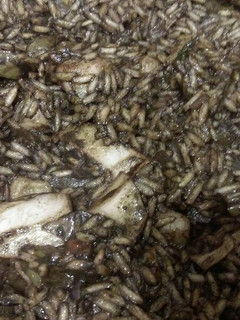 Una foto de Arroz negro con sepia al estilo tradicional