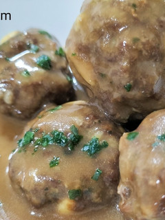 Una foto de Albóndigas caseras en airfryer con salsa española