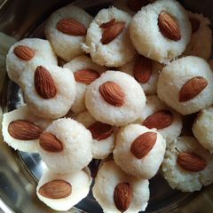 A picture of Coconut ladoo.