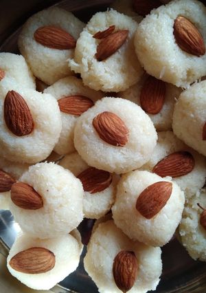 A picture of Coconut ladoo.