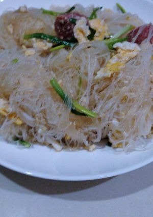 รูปของ ผัดวุ้นเส้นใส่ไข่และแหนม