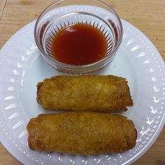 A picture of Lee's Air Fryer Frozen Egg Rolls.